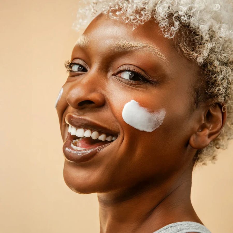 Lycon Skin Time Out Night Cream aanbrengen op gezicht voor hydratatie en herstel