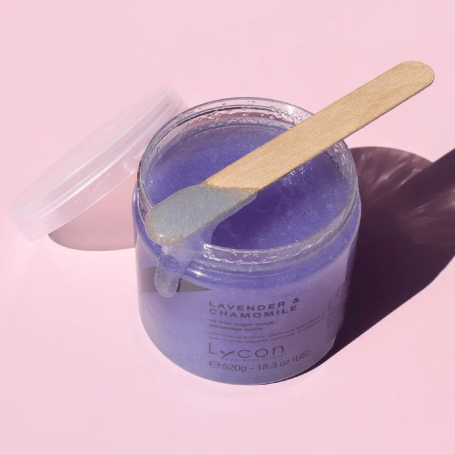 Textuur van Lycon Lavender & Chamomile Sugar Scrub met fijne suikerkristallen