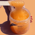 Textuur van Lycon Mango & Guava Sugar Scrub met fijne suikerkristallen