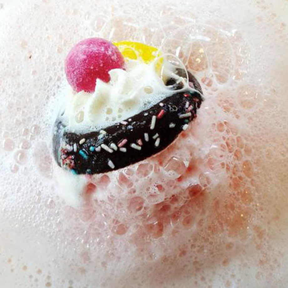 Move Over Pavlova Bath Blaster in bad – roze bruiswater met smeltende chocoladering