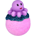 Octopus Garden Bath Blaster van Bomb Cosmetics – roze bruisbal met octopusfiguurtje