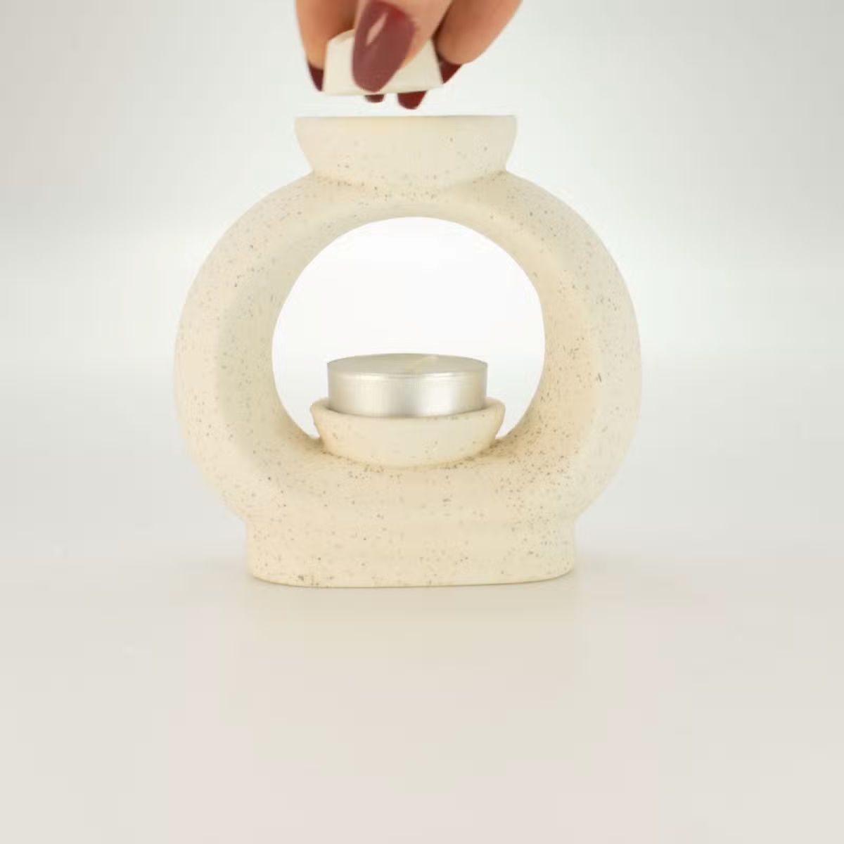 Zen waxmeltbrander off-white met gespikkelde afwerking waarbij een waxmelt in het bovenste schaaltje wordt geplaatst.