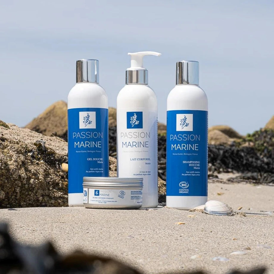 NL: Passion Marine producten op het strand – natuurlijke mariene skin care (sfeerbeeld)
EN: Passion Marine products on the beach – natural marine skin care (lifestyle)
FR: Produits Passion Marine sur la plage – soin marin naturel (ambiance)