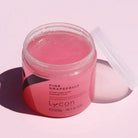 Textuur van Lycon Pink Grapefruit Sugar Scrub met fijne suikerkristallen