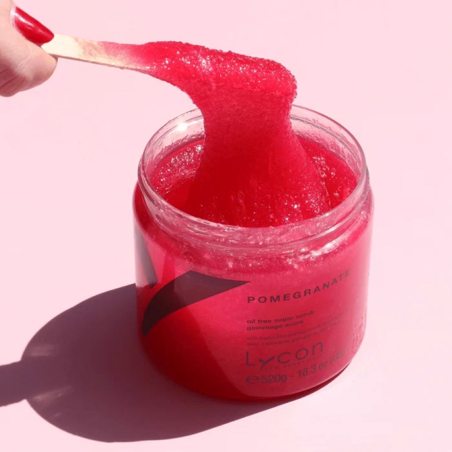 Textuur van Lycon Pomegranate Sugar Scrub met fijne suikerkristallen