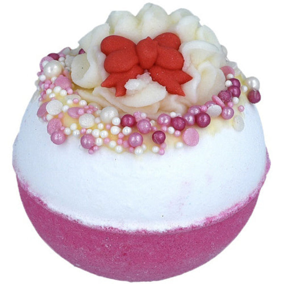 Scarlet Ribbons Bath Blaster – roze-witte bruisbal met crème topping en rode strikdecoratie
