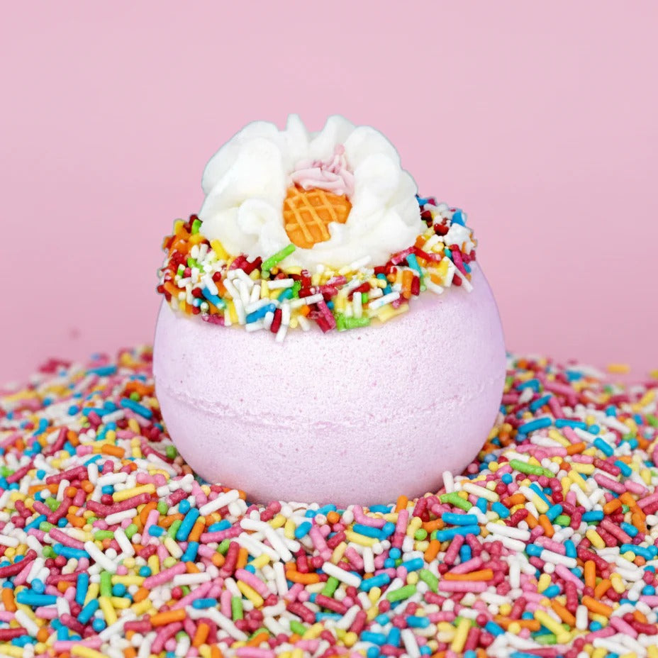 Bomb Cosmetics Scoop There It Is Bath Blaster met bubblegum-uitstraling en sprinkles