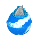 Bomb Cosmetics Shark Attack Bath Blaster blauwe bruisbal met haaivin en oceaanthema