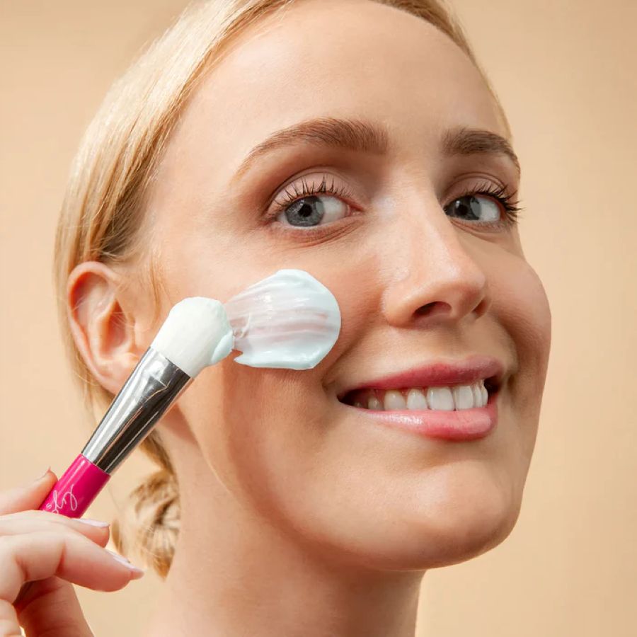 Lycon Skin Rejuvenating Mask aanbrengen op gezicht voor hydratatie en verzorging