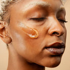 Lycon Skin Radiance Lime Caviar AHA Mask aanbrengen op gezicht voor exfoliatie en glow