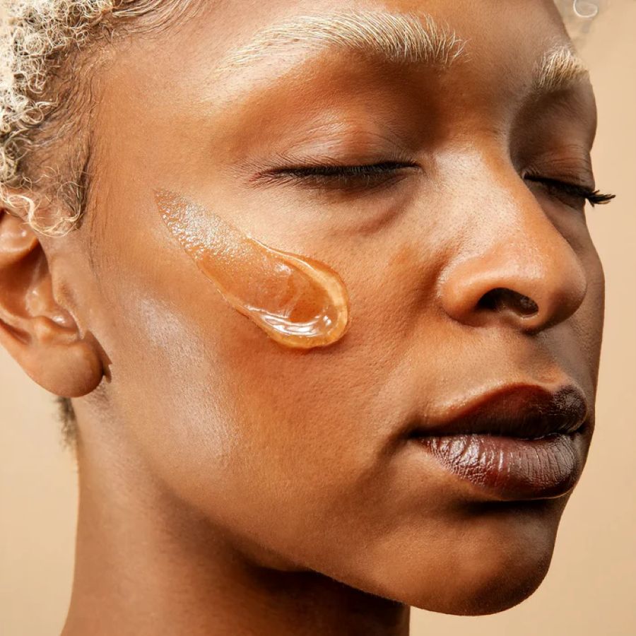 Lycon Skin Radiance Lime Caviar AHA Mask aanbrengen op gezicht voor exfoliatie en glow