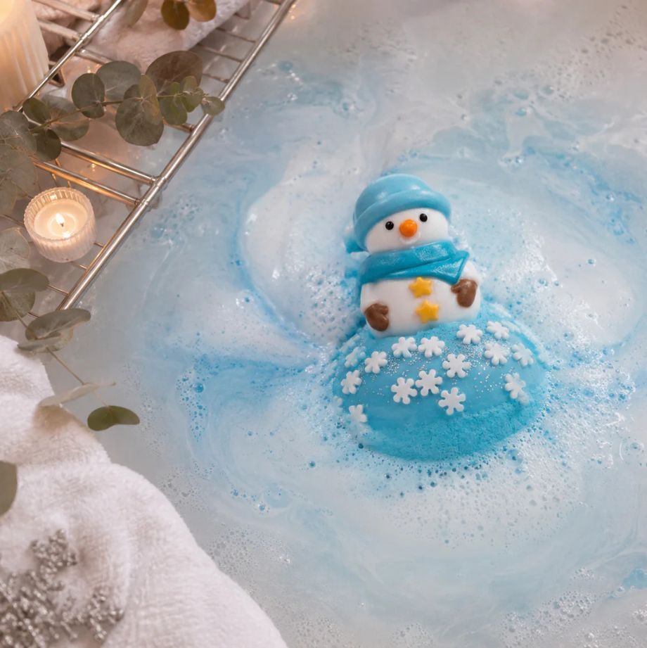Snow Much Fun Bath Blaster bruisend in bad – winterse bruisbal van Bomb Cosmetics