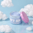 Soft Skies Whipped Soap van Bomb Cosmetics in pot met luchtige zeepstructuur