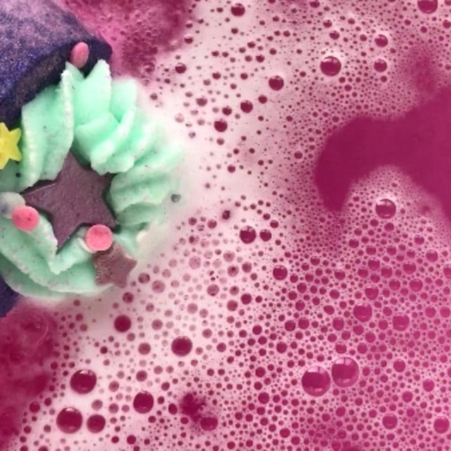 Space Queen Bath Blaster in bad – paars bruiswater met glans en sterrenaccenten