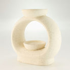 Keramische Zen geurbrander in warme crèmekleur met subtiele spikkels en open ovaal design.