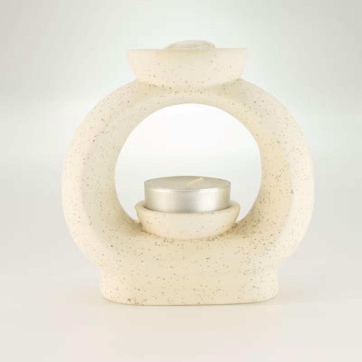 Off-white Zen waxmeltbrander van keramiek met theelichtje in de opening en schaaltje voor waxmelts.