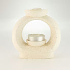 Off-white Zen waxmeltbrander van keramiek met theelichtje in de opening en schaaltje voor waxmelts.