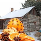 Sinaasappel met kruidnagel, kaneelstokjes en winterhuisje in de sneeuw – de warme, kruidig-zoete sfeer van de Snowy Spiced Waxmelt. Handgemaakt van sojawas.