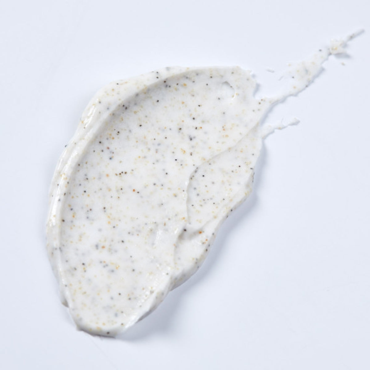 Detail van Phytomer lichaamsscrub met licht zand, zwart vulkanisch zand en puimsteen voor een zachte huid
