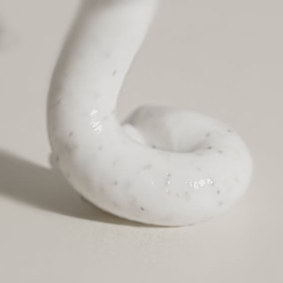 Romige textuur van Phytomer Oligomer Sensation Bien-Être met fijne exfoliërende zandkorrels